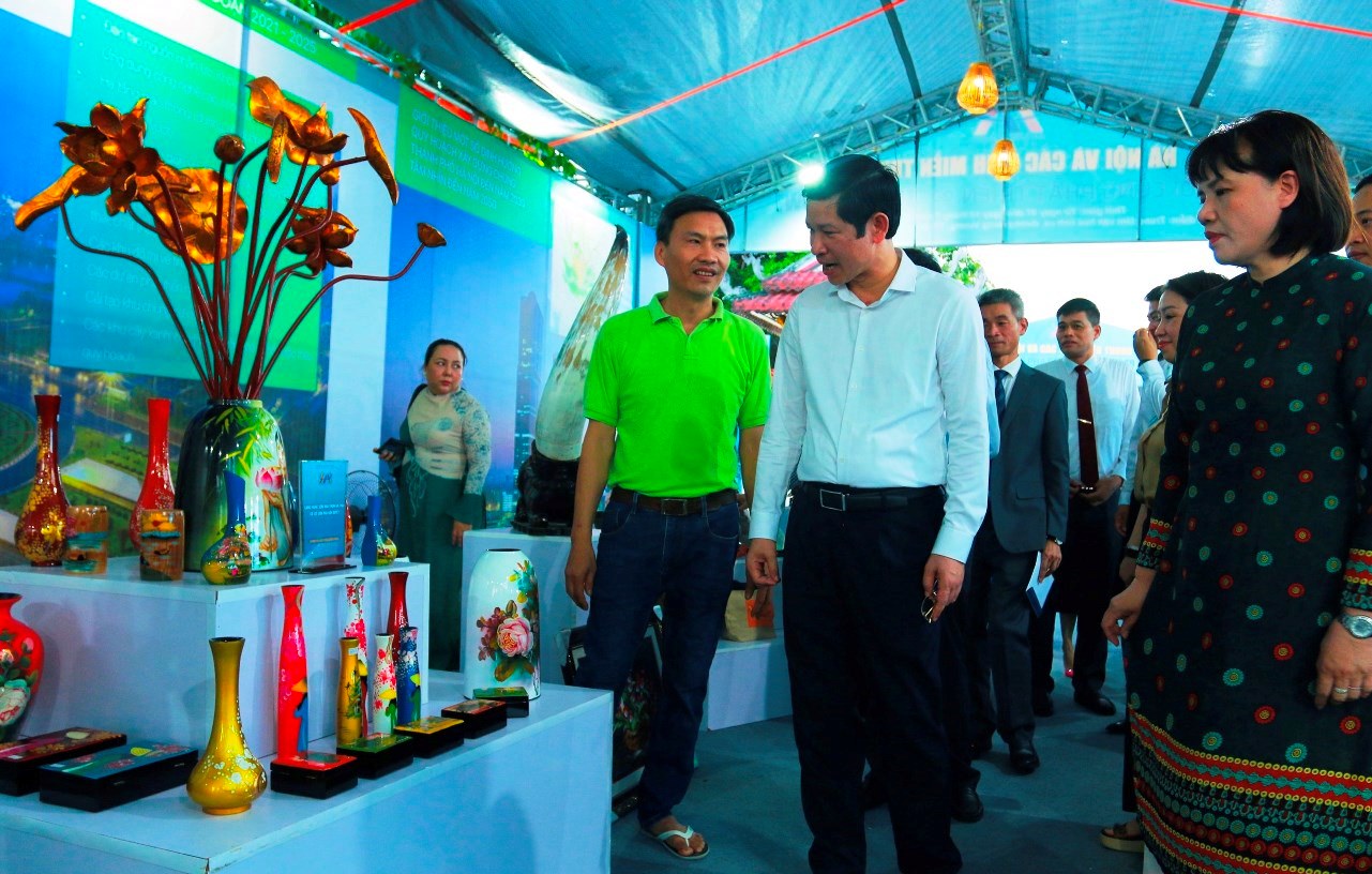 Phó Giám đốc HPA Nguyễn Thị Mai Anh tham quan Không gian triển lãm quảng bá, giới thiệu về tiềm năng, cơ hội kết nối giữa Hà Nội và các tỉnh miền Trung